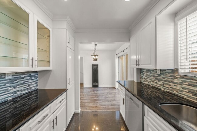 Building Photo - 2 Bed 1 Bath Updated Gated Condo Near Beac...