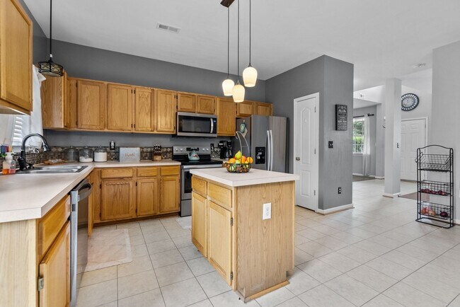 Building Photo - Luxurious 5-Bed, 2.5-Bath Home with Solar Panels in Newport News