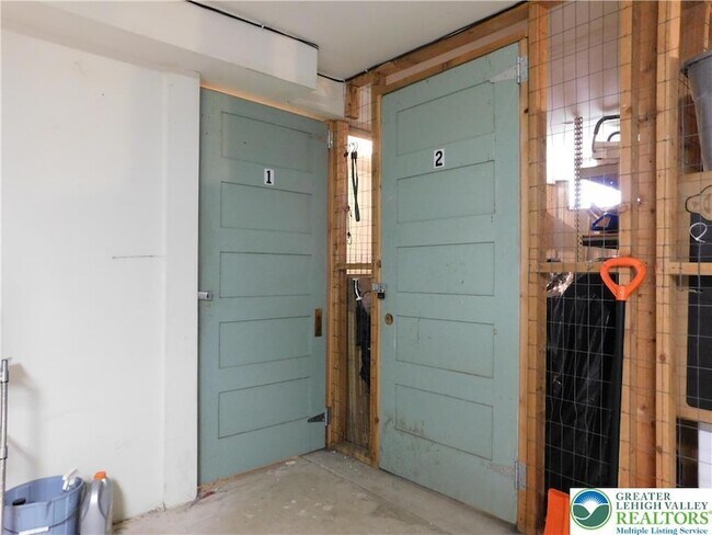 Building Photo - 813 Main St