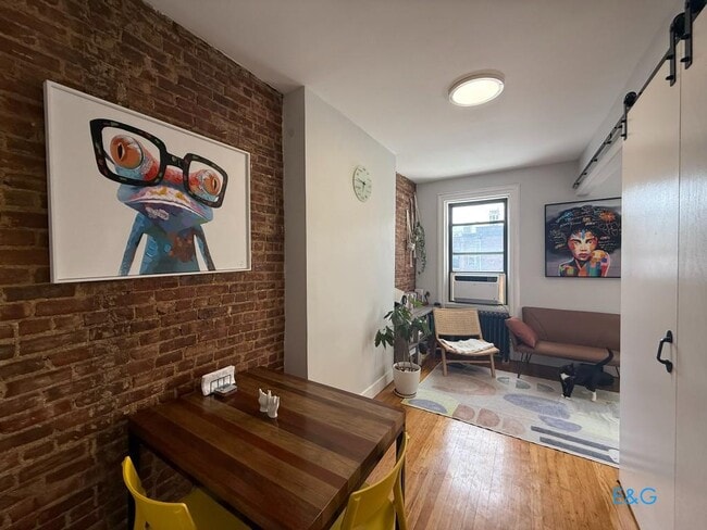 Building Photo - Top Level 2 BR (Convert. 3 Bedrooms) Townhouse Custom Apt.  with large private outdoor Space