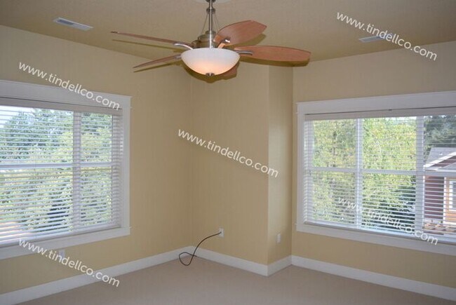 Building Photo - Beautiful and Spacious 3 Bedrooms, 2.5 Bathrooms in Raleigh Hills!