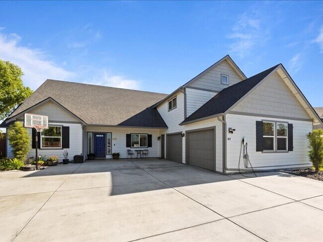 Building Photo - 617 Esperanza Ct