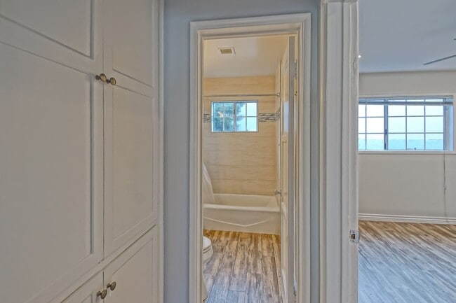 Building Photo - CHARMING & AIRY HOME W/ SPACIOUS FENCED YARD & LARGE 2-CAR GARAGE CLOSE TO SCHOOLS, SHOPPING & MI...