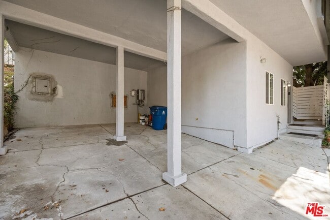 Building Photo - 1115 N Beverly Glen Blvd