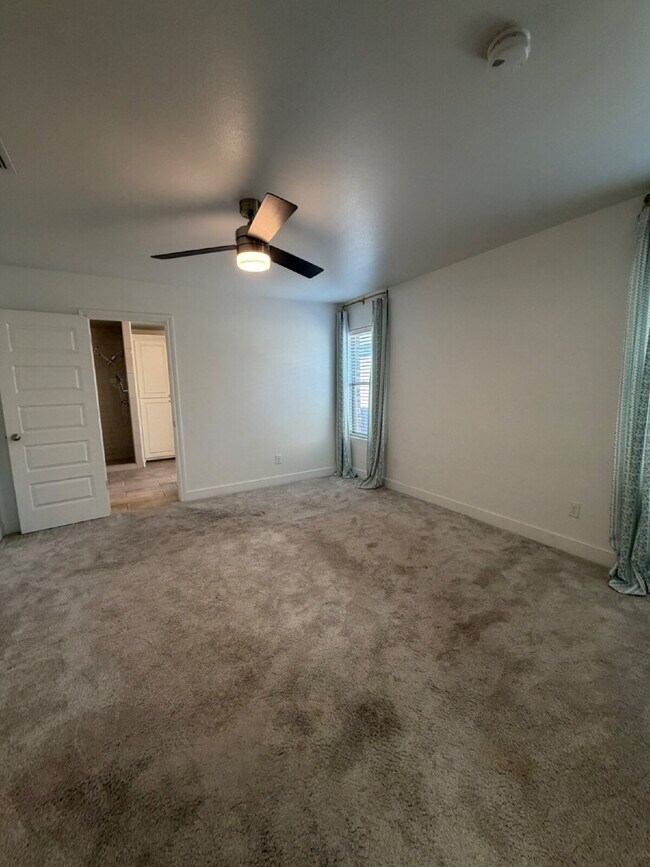Building Photo - Spacious 3/2/2