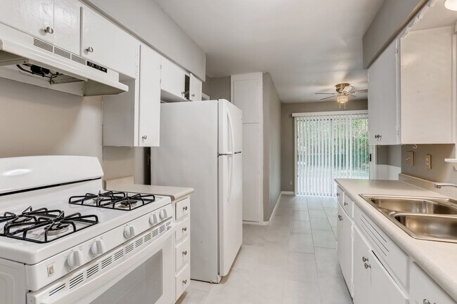 Building Photo - (**APP PENDING 06/13/23)  3 Bedroom / 1 Ba...