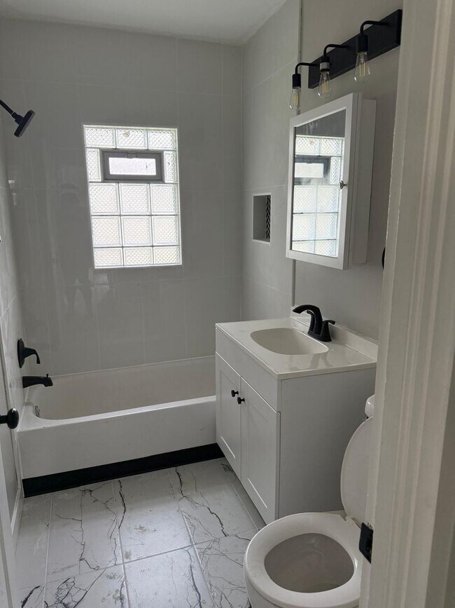 Building Photo - 5-Bedroom 2-Bath Completely Renovated!