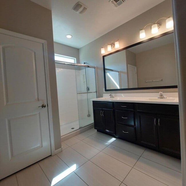 Building Photo - 1025 S 200th Ln