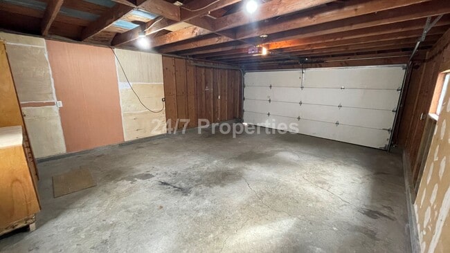 Building Photo - Beautiful 4 BD | 2 BA Corner Lot Home - Mi...