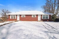 Building Photo - 906 SE 3rd Terrace