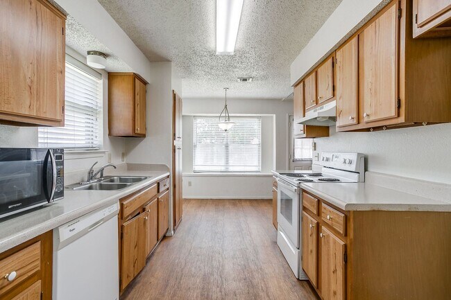 Building Photo - Spacious 4 Bed, 2 Bath Home in SW Fort Worth Ready for New Tenants- 76133