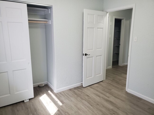 Building Photo - Great 3BR, 1BTH, 1 car att gar, ranch styl...
