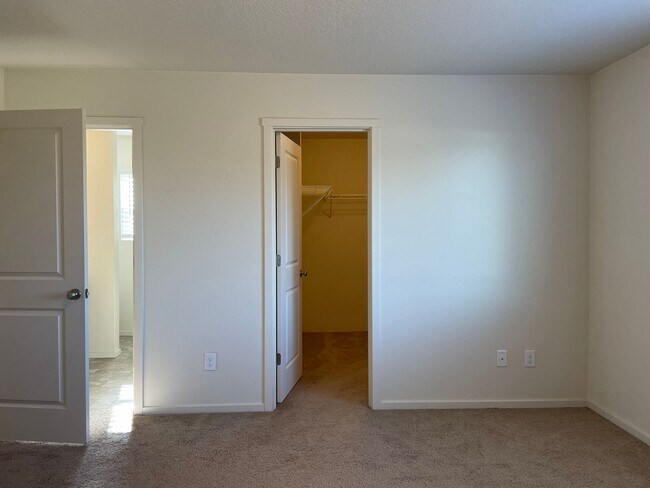 Building Photo - BEAUTIFUL 3 Bedroom 2.5 Bath Home! High Ce...