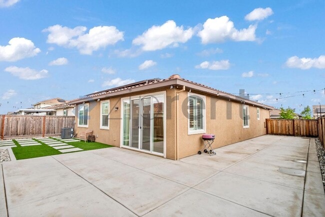 Building Photo - 572 Delicato Dr