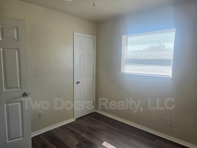 Building Photo - 405 Armstrong St