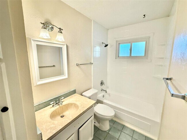 Building Photo - 710 Riverwood Dr