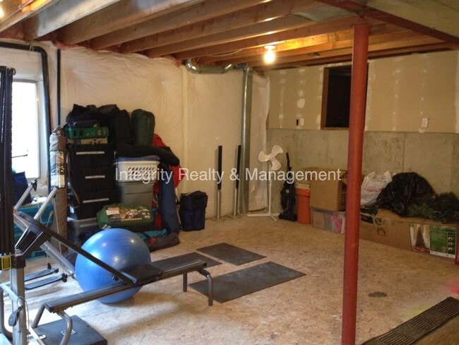 Building Photo - 305 Dunhill St