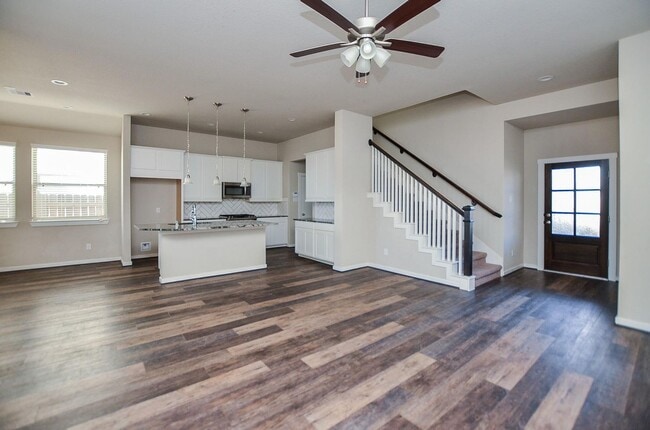 Building Photo - Beautiful 2 story home with 4 bedrooms, 2,...