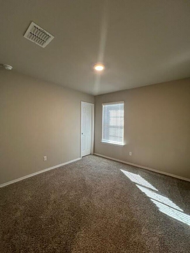 Building Photo - 4008 Halo St