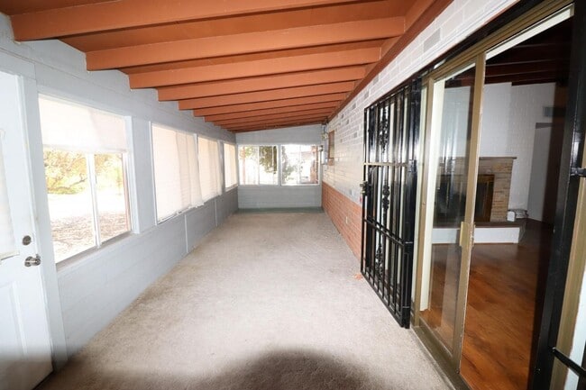 Building Photo - 3 Bedroom 2 Bathroom