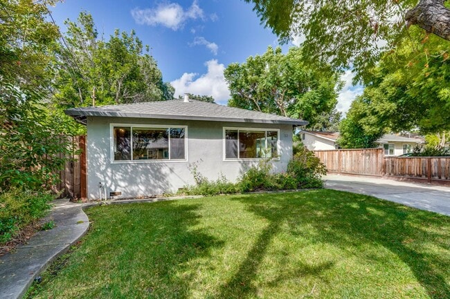 Building Photo - Updated 3 bedroom , 2 bath home in Mountai...