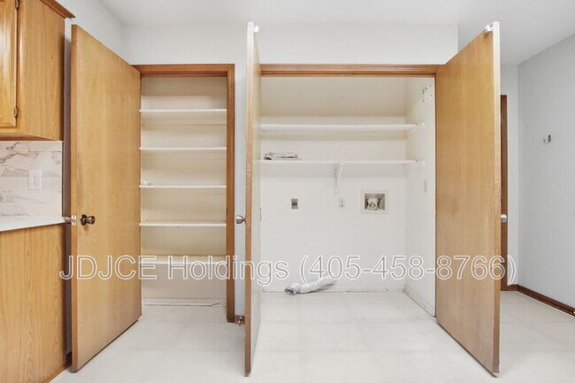 Building Photo - 431 W Curtis Dr