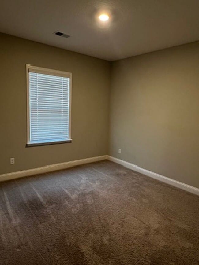 Building Photo - FOUR BEDROOMS and THREE BATHS For Rent