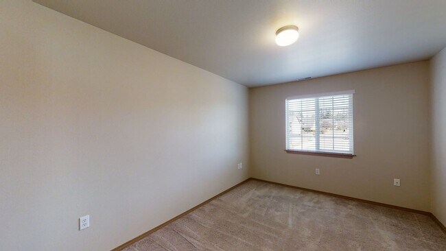 Building Photo - Clean Home with Lots of space ready to be your Home!