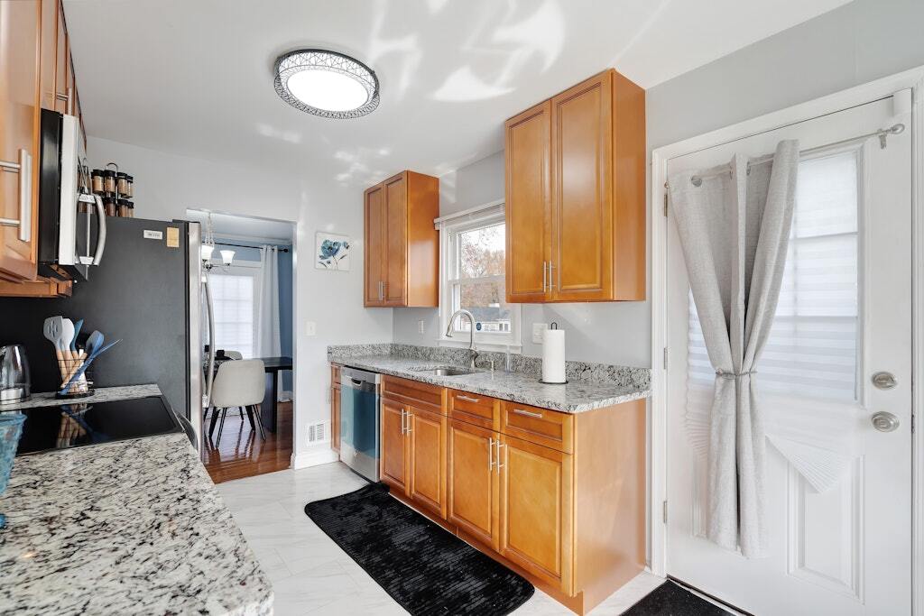 Kitchen - 900 E Tantallon Dr