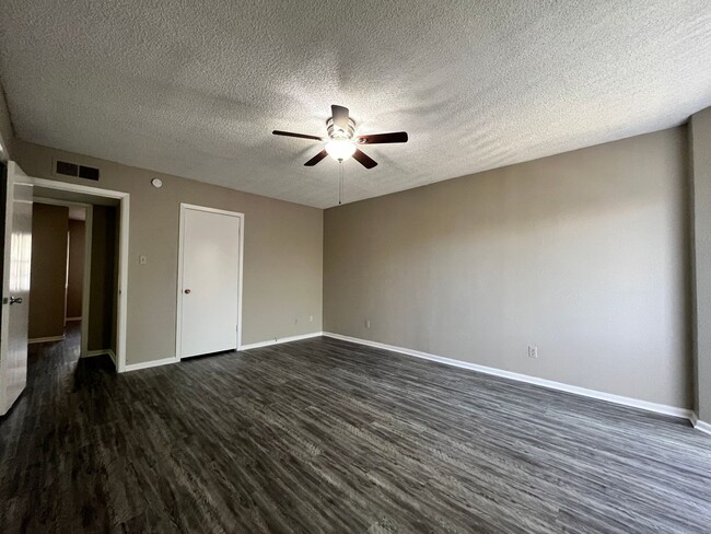 Building Photo - *2 Bedroom, 2.5 Bath Condo* ~move in ready...