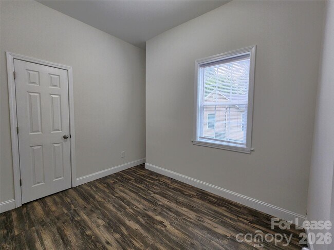 Building Photo - 1421 Oakshade Ave