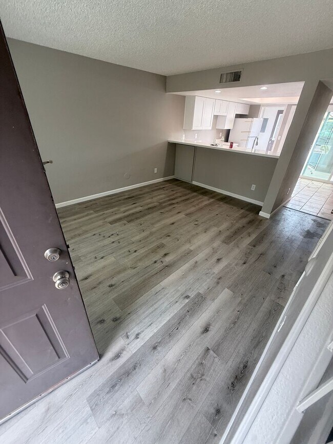 Building Photo - 3 Bedroom 2.5 Townhouse with Brand New Kit...