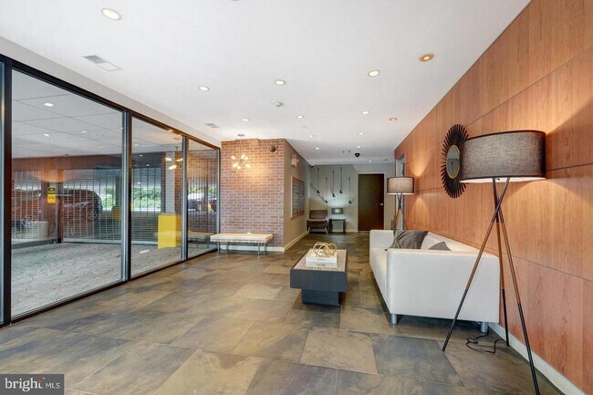 Building Photo - 934 N 3rd St