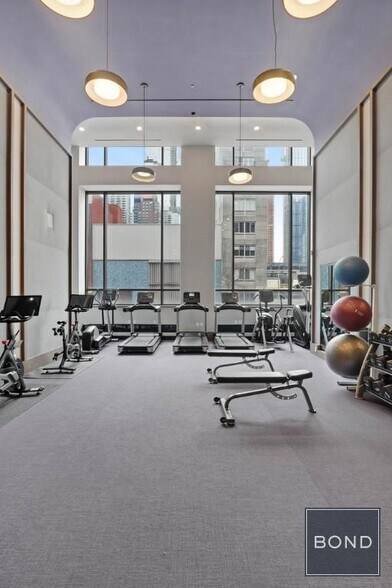 Building Photo - 520 W 43rd St