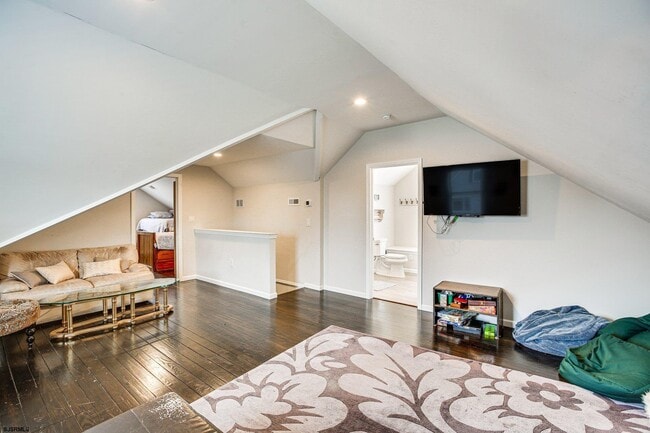 Building Photo - 200 N Essex Ave