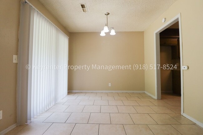 Building Photo - 4902 S Gum Ave