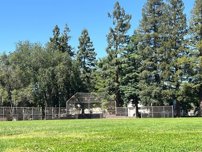 Building Photo - UPSTAIRS 2 BED UNIT IN ROSEVILLE!!