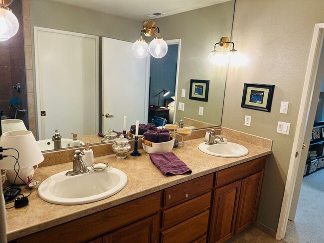 Building Photo - Charming Condo In the Center of Vancouver