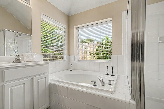 Building Photo - 16011 Belleshire Glen Ln