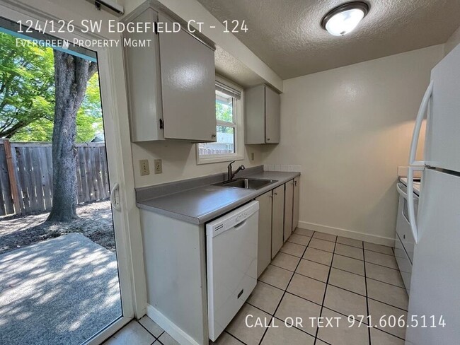Building Photo - 124/126 SW Edgefield Ct-124