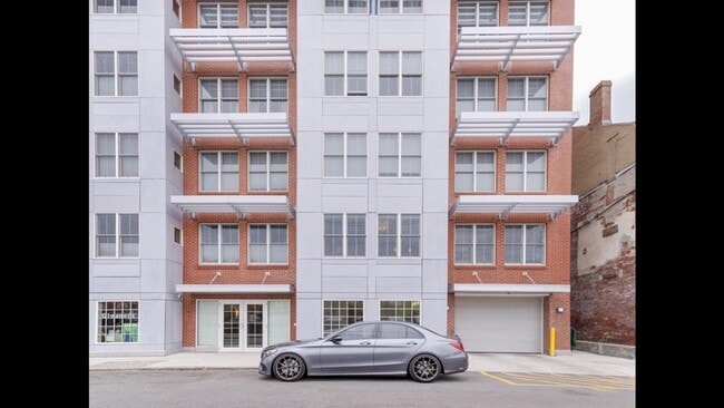 Building Photo - 70 S Bremen St