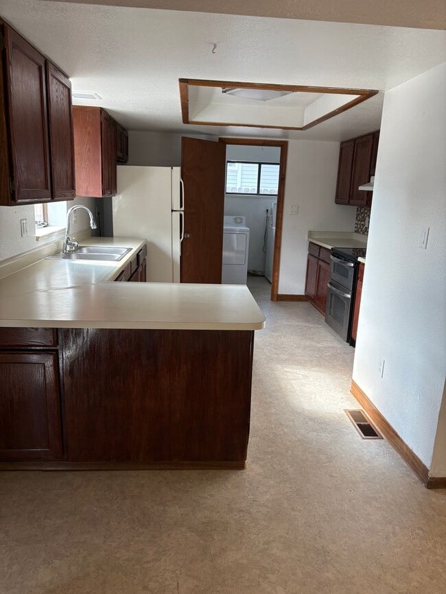 Building Photo - Perfect Location- Open Floor Plan 3 Bedroo...