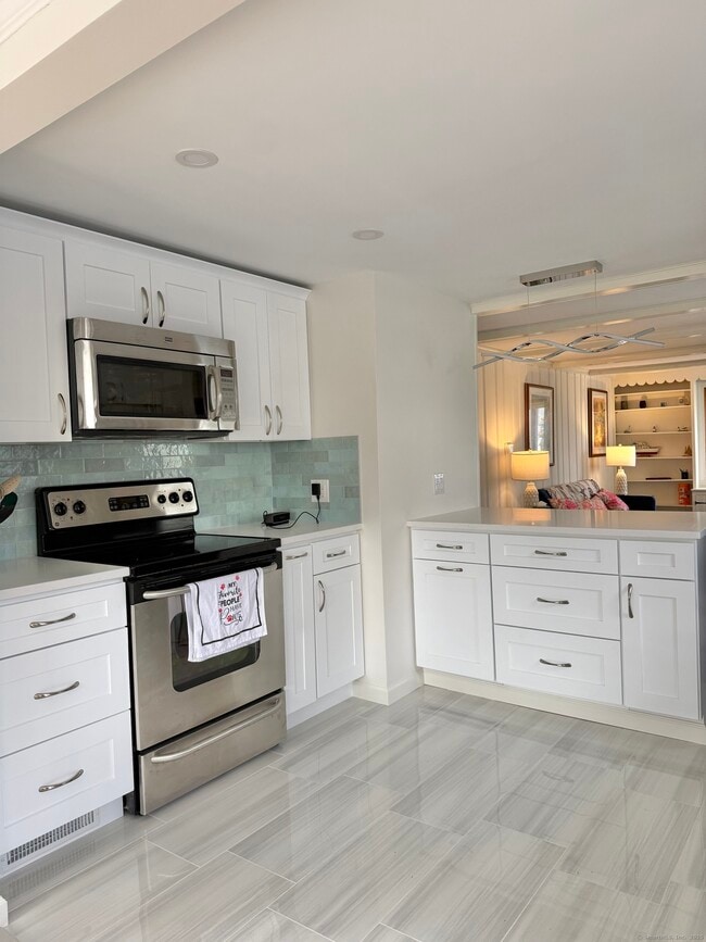 Building Photo - 18 Bay St