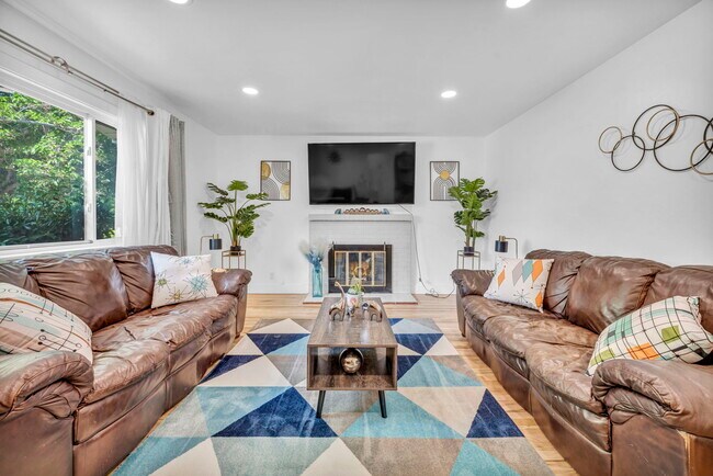Building Photo - 405 Gregory Way