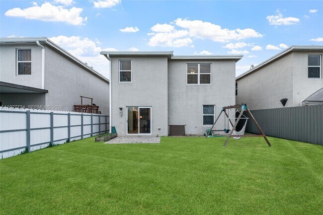 Building Photo - 525 NE 6th Pl