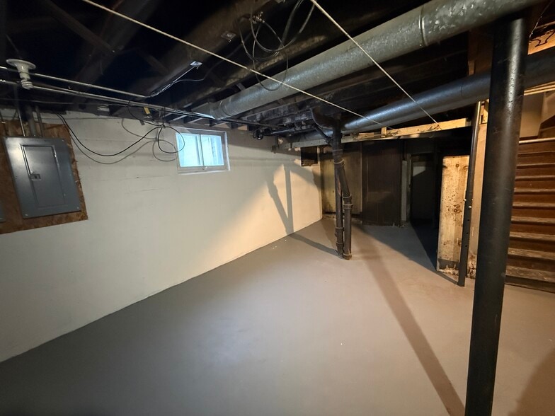 Building Photo - 818 N Van Buren St