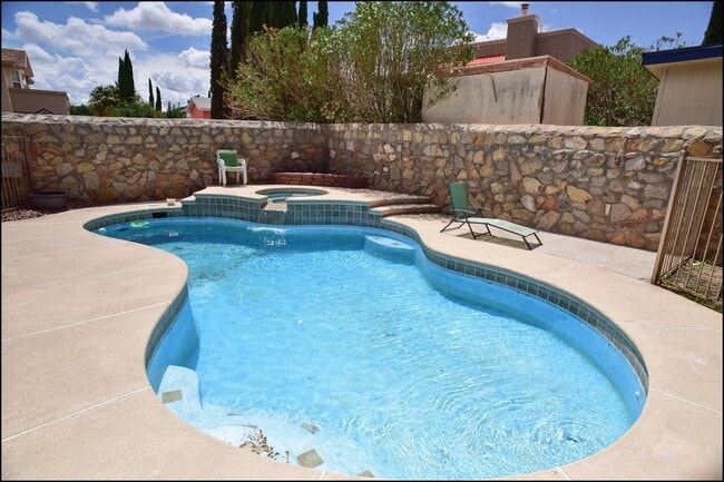 Building Photo - 2041 Shadow Ridge Dr