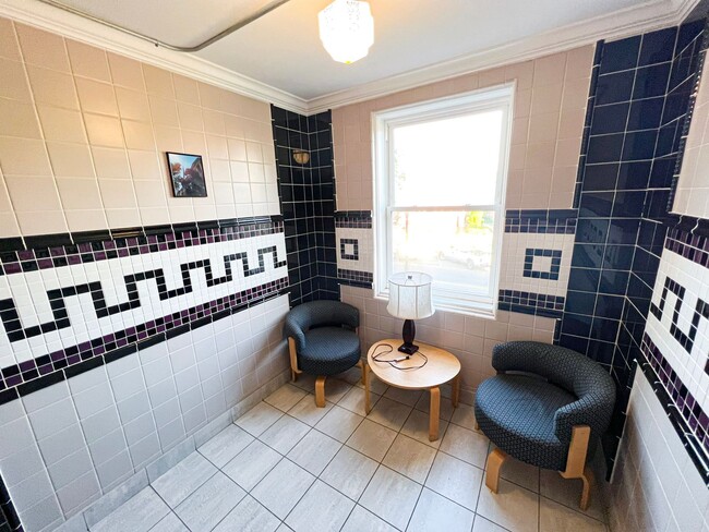 Building Photo - Sun-filled 1 Bed 1 Bath Condo With Garage Parking In The Heart Of Ballston - Water Included