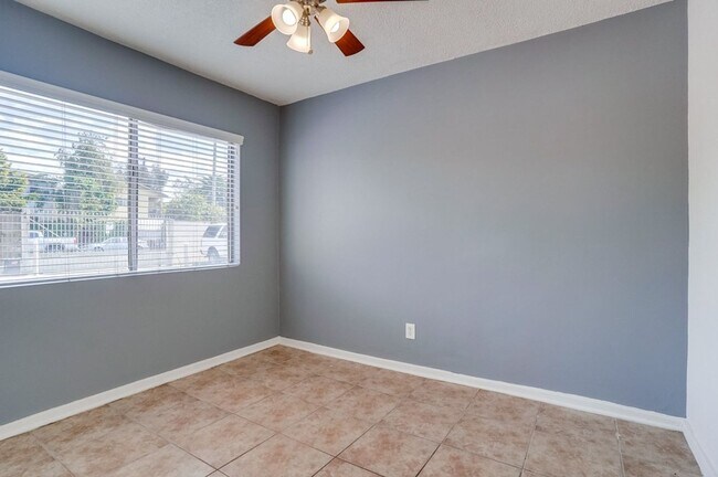 Building Photo - 2425 S Ridgeley Dr
