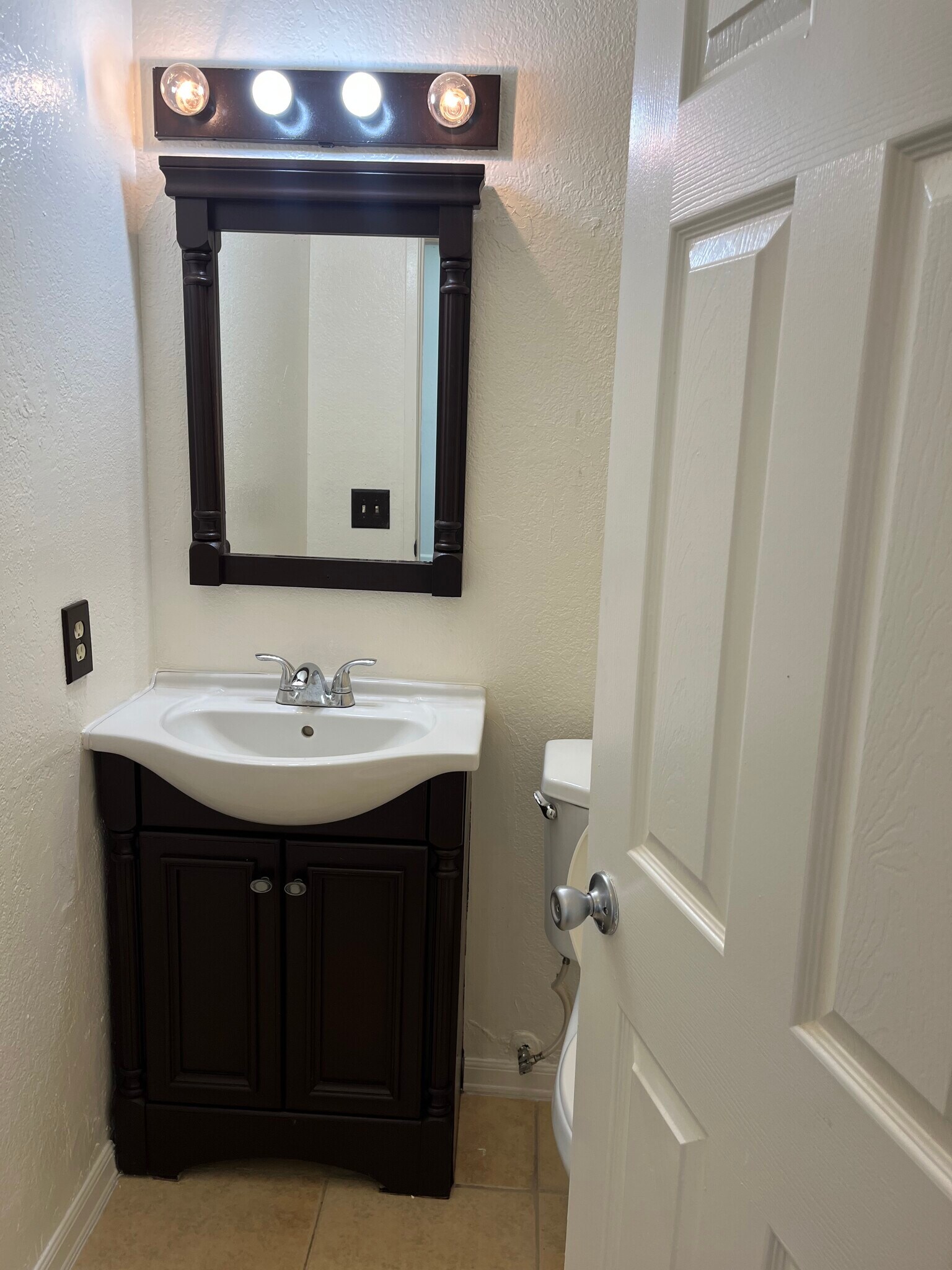 Building Photo - 8531 Jacaranda Ave